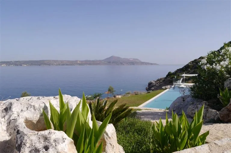 Sea view with pool garden in front